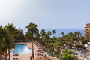 Blick auf den Pool im Resort in der Unterkunft Apartamentos Best Alcazar in La Herradura