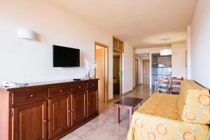 Televízia a/alebo spoločenská miestnosť v ubytovaní Apartamentos Best Alcazar