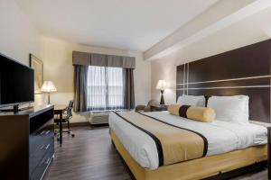 Postel nebo postele na pokoji v ubytování Best Western PLUS Rockwall Inn & Suites