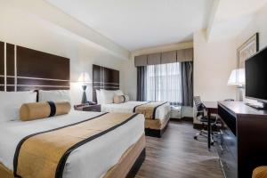 Postel nebo postele na pokoji v ubytování Best Western PLUS Rockwall Inn & Suites