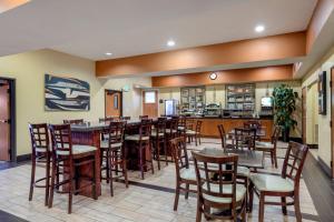 un restaurante con mesas y sillas y un bar en Best Western PLUS Rockwall Inn & Suites, en Rockwall