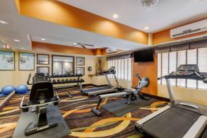 una sala de fitness con cintas de correr y máquinas de ejercicio cardiovascular en Best Western PLUS Rockwall Inn & Suites, en Rockwall