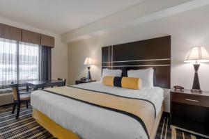 Postel nebo postele na pokoji v ubytování Best Western PLUS Rockwall Inn & Suites