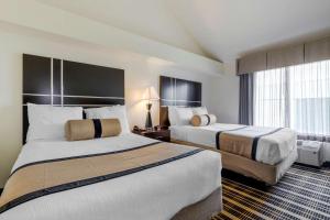Postel nebo postele na pokoji v ubytování Best Western PLUS Rockwall Inn & Suites