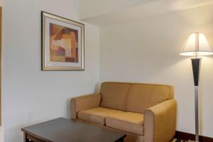 Posezení v ubytování Best Western PLUS Rockwall Inn & Suites
