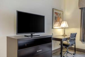 TV a/nebo společenská místnost v ubytování Best Western PLUS Rockwall Inn & Suites