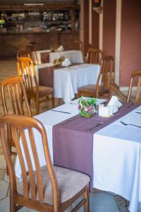 Reštaurácia alebo iné gastronomické zariadenie v ubytovaní Bogolvar Retreat Resort