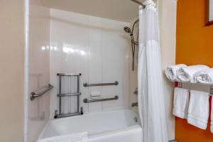 Koupelna v ubytování Best Western PLUS Rockwall Inn & Suites