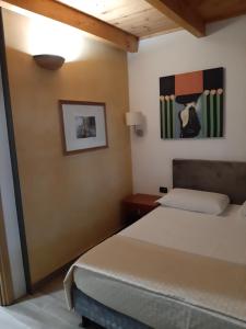 1 dormitorio con 2 camas y un cuadro en la pared en Villa Mola Bed And Breakfast, en Corbara