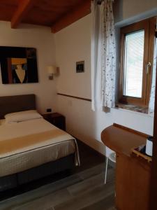 mała sypialnia z łóżkiem i oknem w obiekcie Villa Mola Bed And Breakfast w mieście Corbara +37 zdjęć
