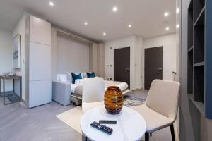 a living room with a bed and a table and chairs at Urban Delight Central Reading Studio CHRL F8 in Reading