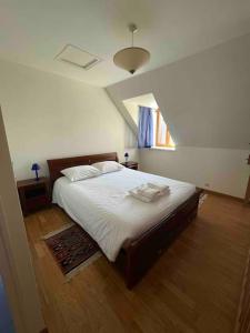1 dormitorio con 1 cama grande en el ático en Maison Cosy - Normandie - Haras du Pin 30', en Fay