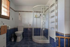 a bathroom with a toilet and a shower at Maison Cosy - Normandie - Haras du Pin 30' in Fay