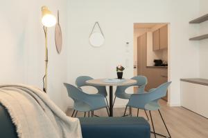 a dining room with a table and chairs at acora Heidelberg Living the City - Apartments in Heidelberg