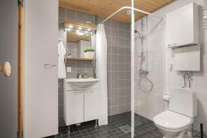 Ванная комната в Kotimaailma - Viihtyisä saunallinen kaksio, Leppävaara