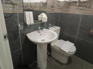 Koupelna v ubytování Happy Daze Hotel Tagum
