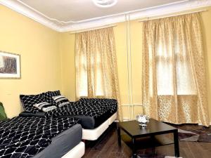 a bedroom with two beds and a coffee table at Schönes großes Apartment im Zentrum Berlins in Berlin