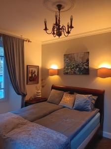 - une chambre avec un lit et un lustre dans l'établissement CASA BELGERI, à Dongio