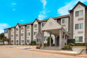 una imagen de un edificio de hotel con aparcamiento en Motel 6-Fort Worth, TX - Burleson, en Fort Worth