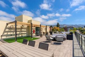 Un patio con una mesa y sillas en un balcón. en Aiden by Best Western Berkeley, en Berkeley