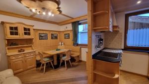 kuchnia ze stołem i jadalnią w obiekcie Alex w mieście Campitello di Fassa