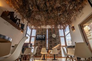 a room with chairs and a clock on the ceiling at Una Finestra Sulle Alpi in Bema