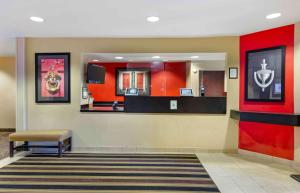 um átrio com uma sala de espera com paredes vermelhas em Extended Stay America Suites - Lynchburg - University Blvd em Lynchburg