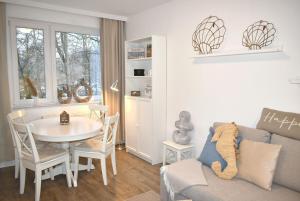 een woonkamer met een tafel en een bank bij Bett u Butze Timmendorfer Strand Ferienwohnung in Timmendorfer Strand