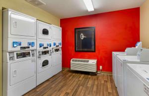 Televízia a/alebo spoločenská miestnosť v ubytovaní Extended Stay America Suites - Lynchburg - University Blvd