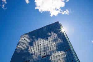 un edificio con el reflejo del cielo en sus ventanas en Radisson Blu Plaza Hotel, Oslo en Oslo
