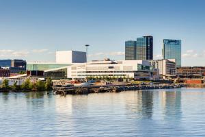 Blick auf die Stadt vom Wasser in der Unterkunft Radisson Blu Plaza Hotel, Oslo in Oslo