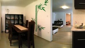 布達佩斯的住宿－偉賽格拉德公寓，一间厨房、带餐桌的用餐室和一间带