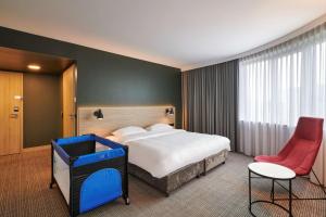 una camera d'albergo con letto e sedia di Park Inn by Radisson Krakow a Cracovia