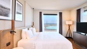 Un televizor și/sau centru de divertisment la Radisson Blu Hotel Zurich Airport