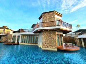 Der Swimmingpool an oder in der Nähe von Yotaka Khanom