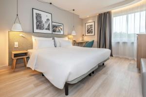 考纳斯Radisson Hotel Kaunas的酒店房间里的一张白色大床