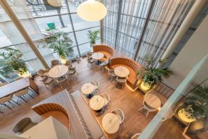 an overhead view of a restaurant with tables and chairs at Radisson Hotel Kaunas in Kaunas