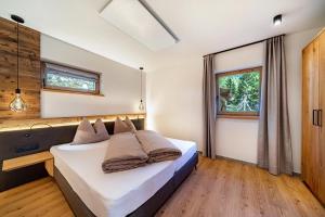 1 dormitorio con cama y ventana en Grogg 608 Apt I, en Martello