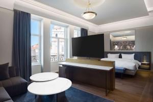 Televiisor ja/või meelelahutuskeskus majutusasutuses Radisson Collection Astorija Hotel, Vilnius