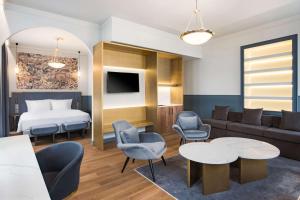 Televiisor ja/või meelelahutuskeskus majutusasutuses Radisson Collection Astorija Hotel, Vilnius