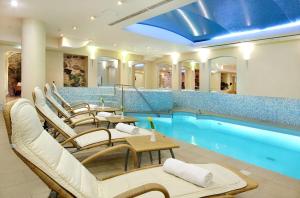 Bassein majutusasutuses Radisson Collection Astorija Hotel, Vilnius või selle lähedal