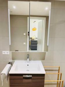 Ένα μπάνιο στο Lux 1 bedroom Flat in Center with Parking&Terrace-5