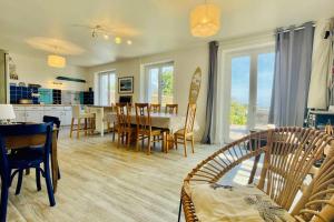a kitchen and dining room with a table and chairs at Ti-vakañsoù - maison de vacances in Roscanvel