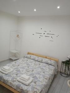 una camera da letto con un letto e asciugamani di La Casa di Giò a Bari