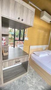 1 dormitorio con 1 cama y escritorio con zona de comedor en Homestay Cô Hai Garden, en Ấp Vĩnh Hưng