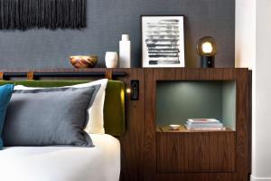 Un pat sau paturi într-o cameră la The Alexis Royal Sonesta Hotel Seattle