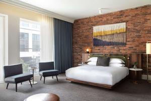 Un pat sau paturi într-o cameră la The Alexis Royal Sonesta Hotel Seattle