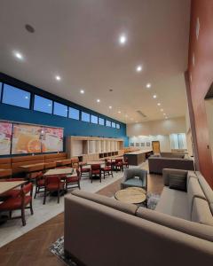una grande sala d'attesa con divani, sedie e tavoli di Best Western Plus Executive Residency Carlsbad Hotel a Carlsbad