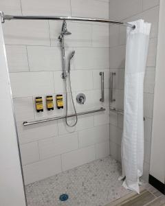 Kupatilo u objektu Best Western Plus Executive Residency Carlsbad Hotel