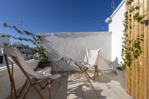 2 stoelen en een tafel op een balkon bij Civico40 Suite in Locorotondo